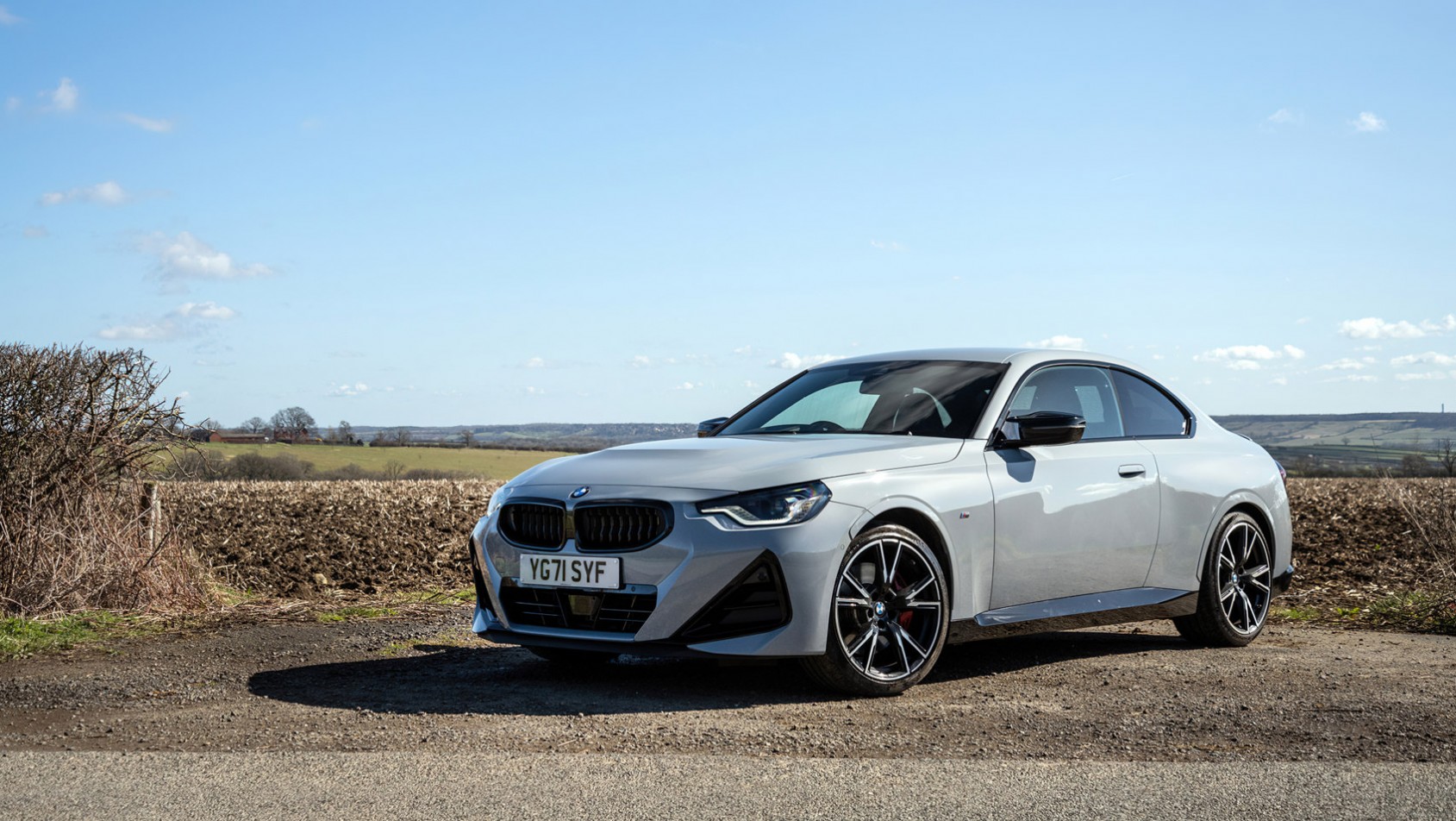 BMW M240i xDrive na poboczu