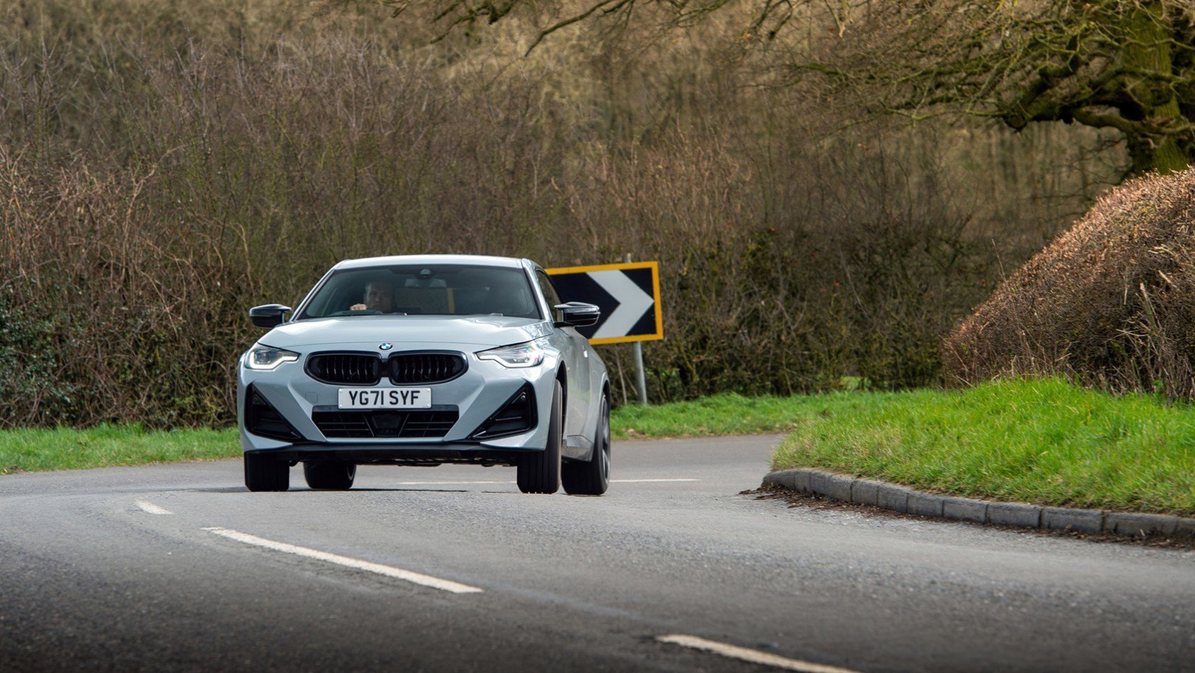 BMW M240i xDrive wychodzi z zakrętu