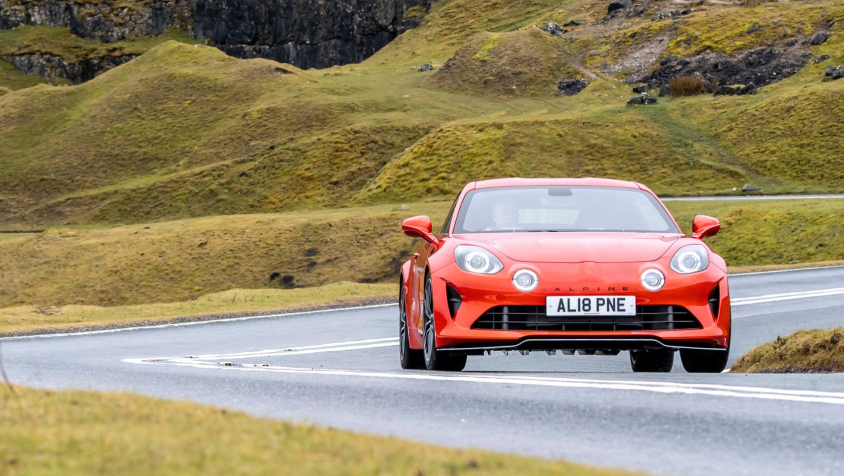 AlpineA110S na drodze