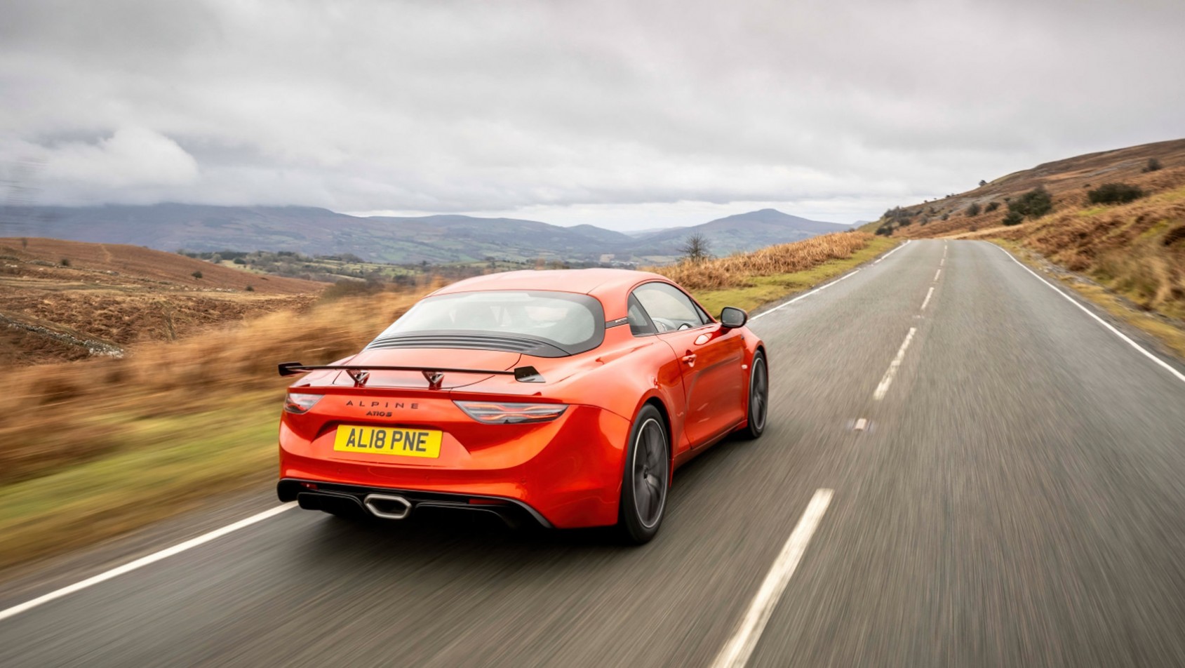 AlpineA110S na tle gór