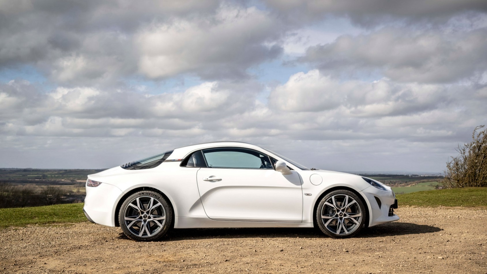 Biała AlpineA110 sylwetka z boku