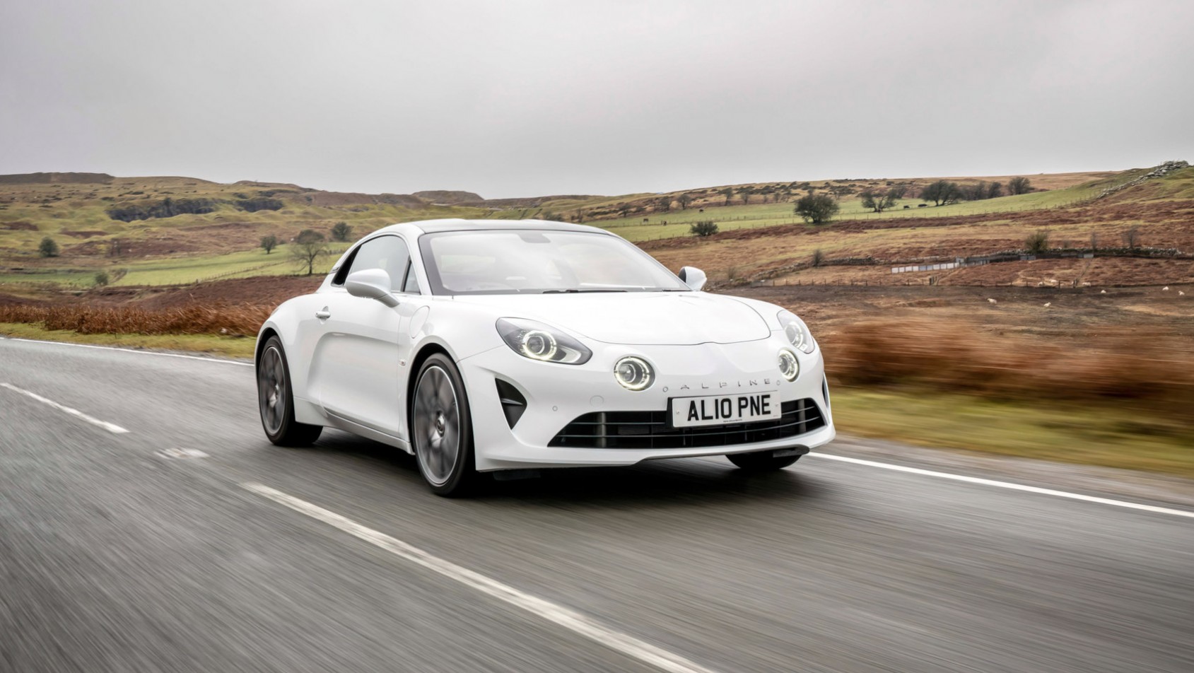 Alpine A110 białe na drodze