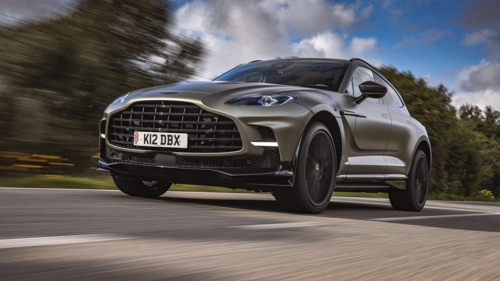 Aston Martin DBX707 sylwetka