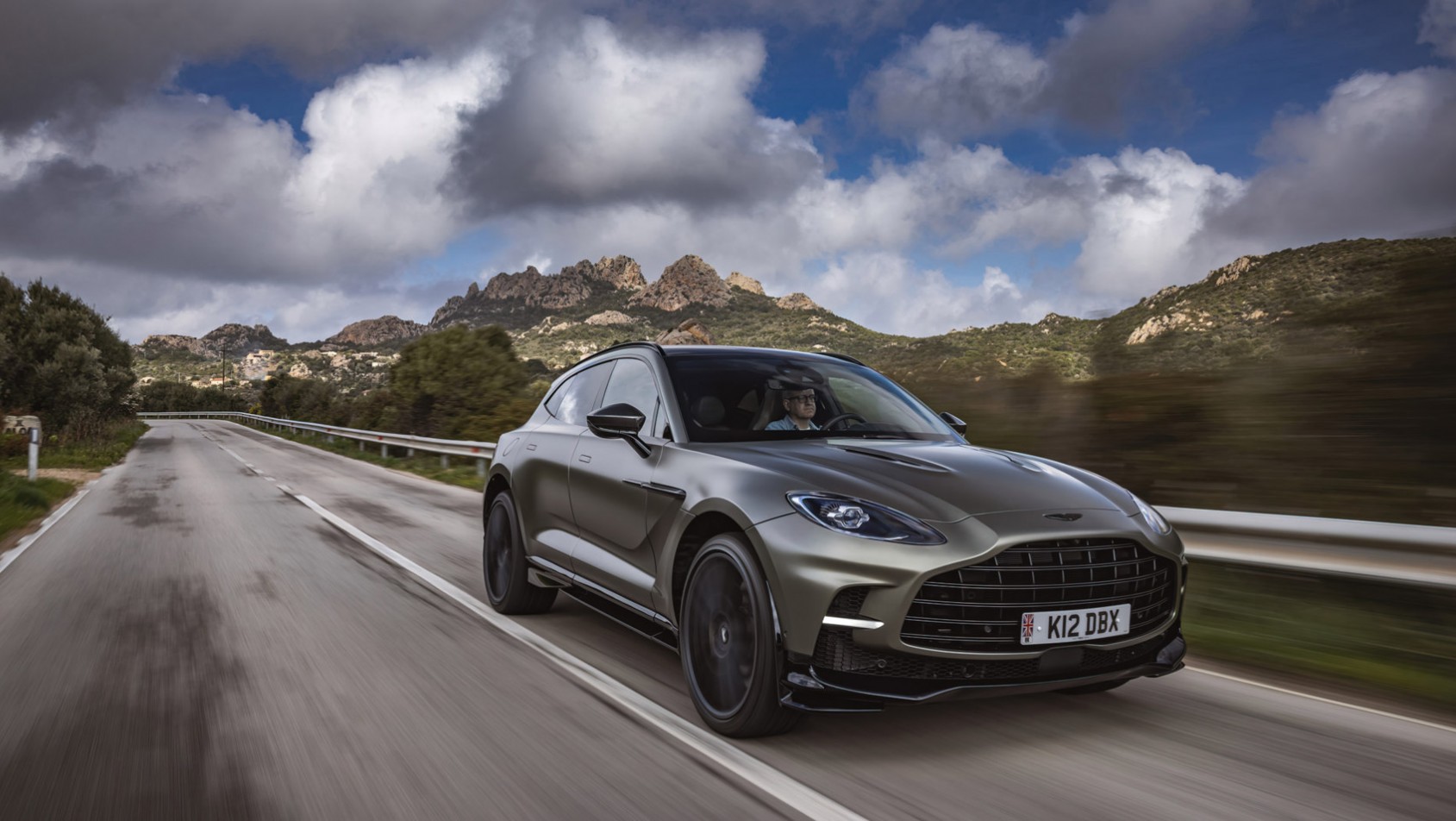 Aston Martin DBX707 w ruchu