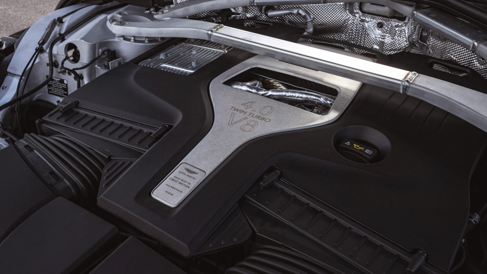 Aston Martin DBX707 silnik v8