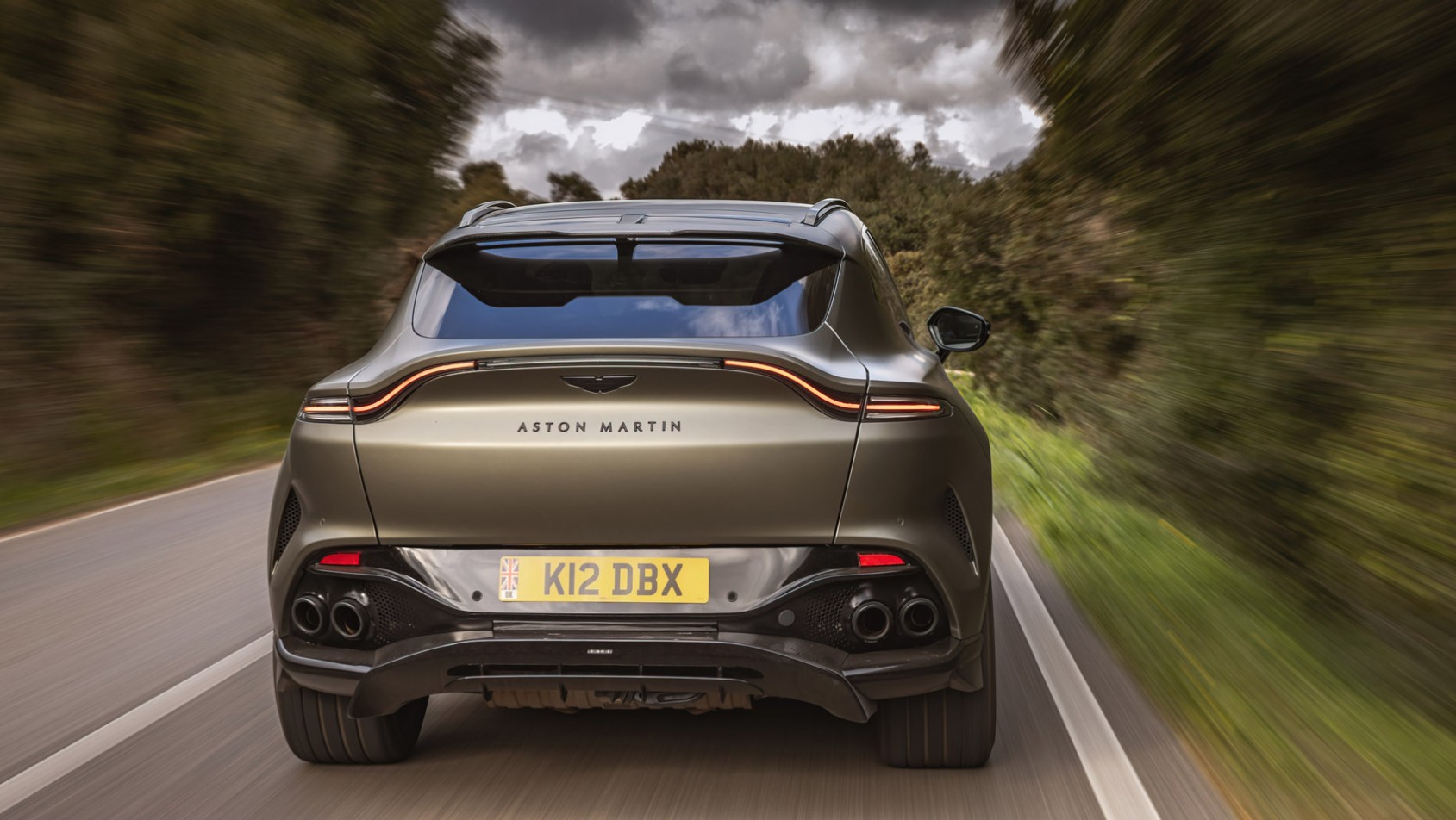 Aston Martin DBX707 z tyłu