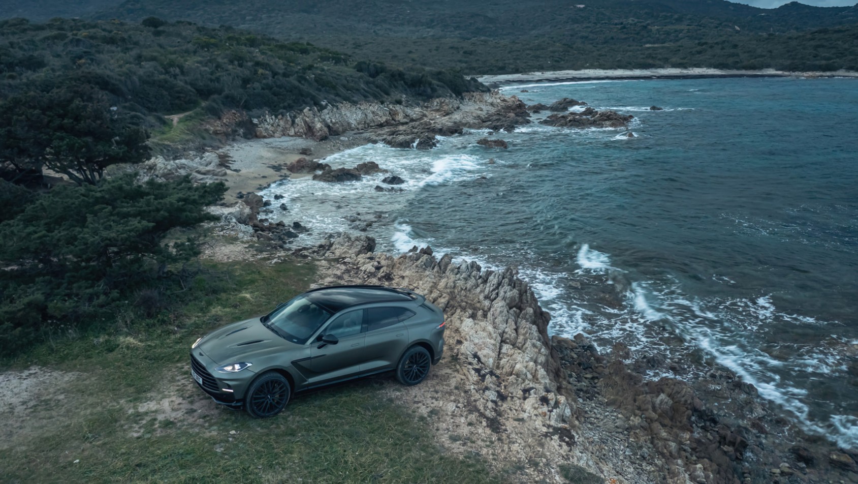 Aston Martin DBX707 na tle fiordów
