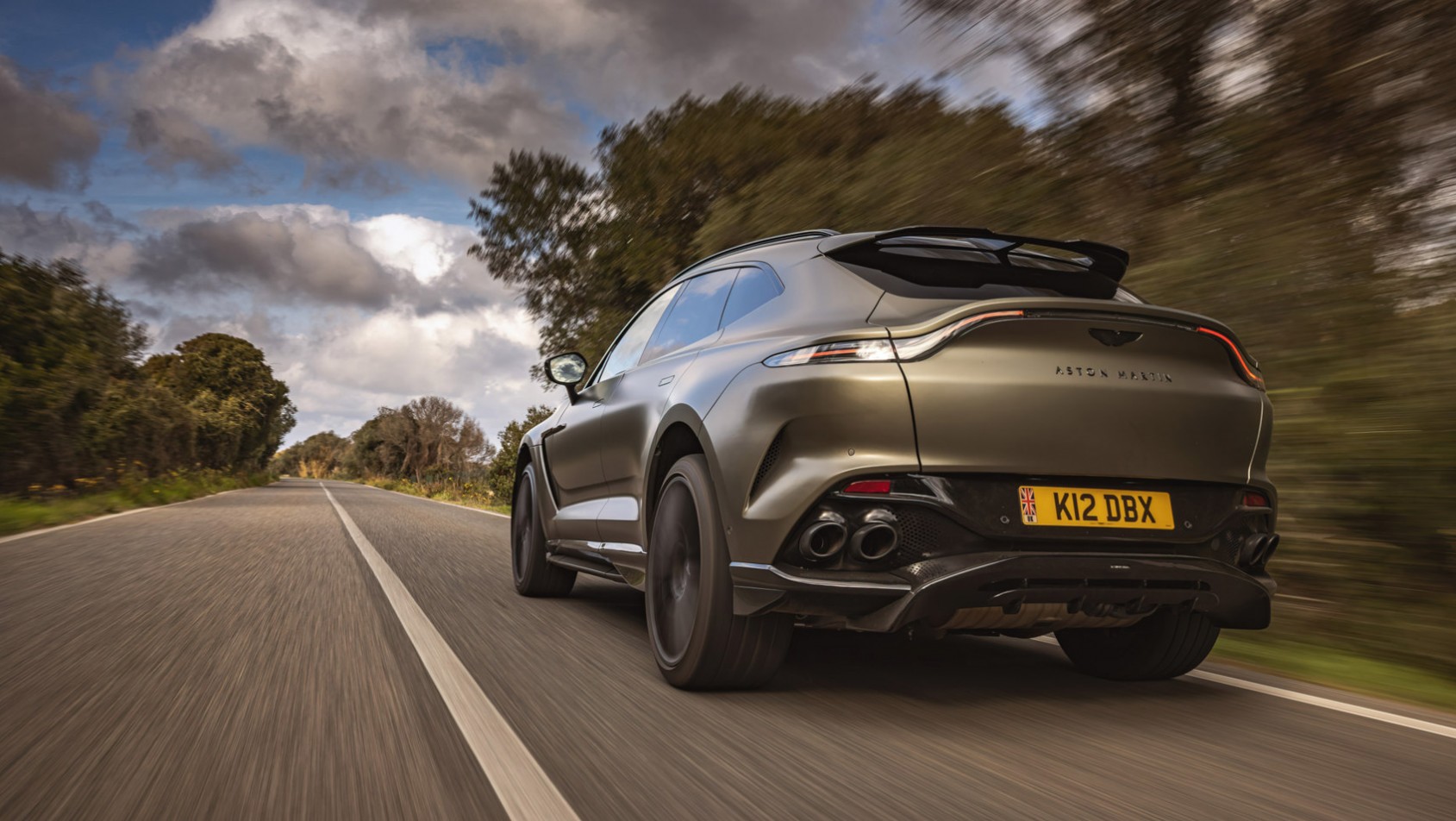 Aston Martin DBX707 na drodze z tyłu
