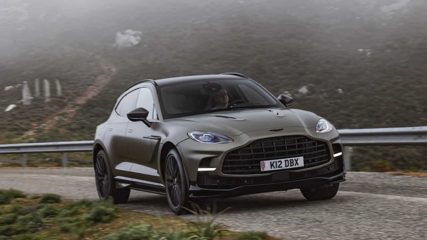 Aston Martin DBX707 na drodze