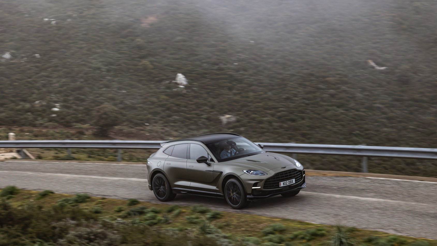 Aston Martin DBX707 z boku