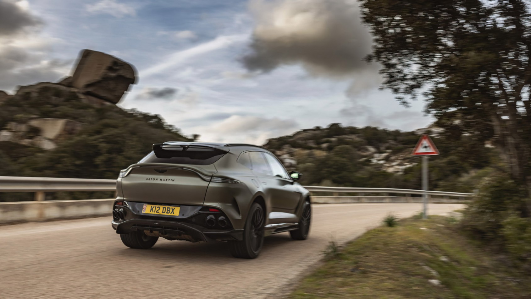 Aston Martin DBX707 w ruchu