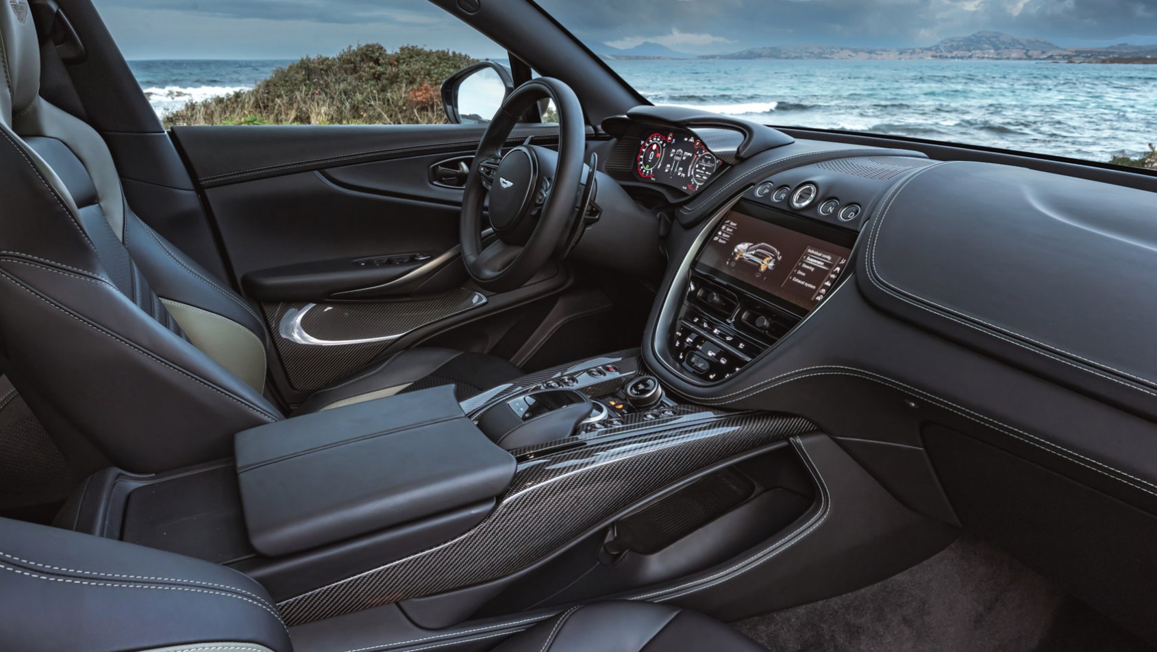 Aston Martin DBX707 wnętrze auta
