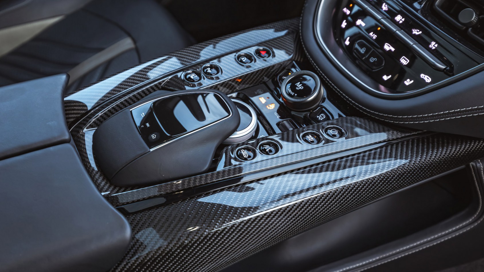 Aston Martin DBX707 skrzynia biegów