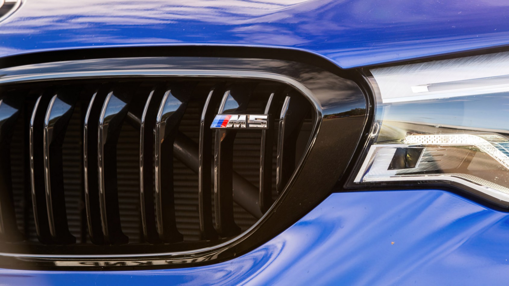 BMW M5 Competition detal na grillu