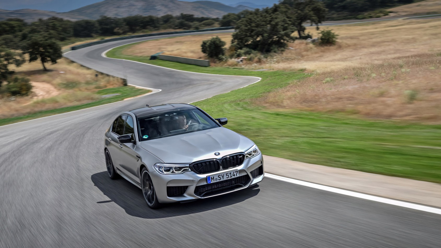 BMW M5 Competition na krętej drodze