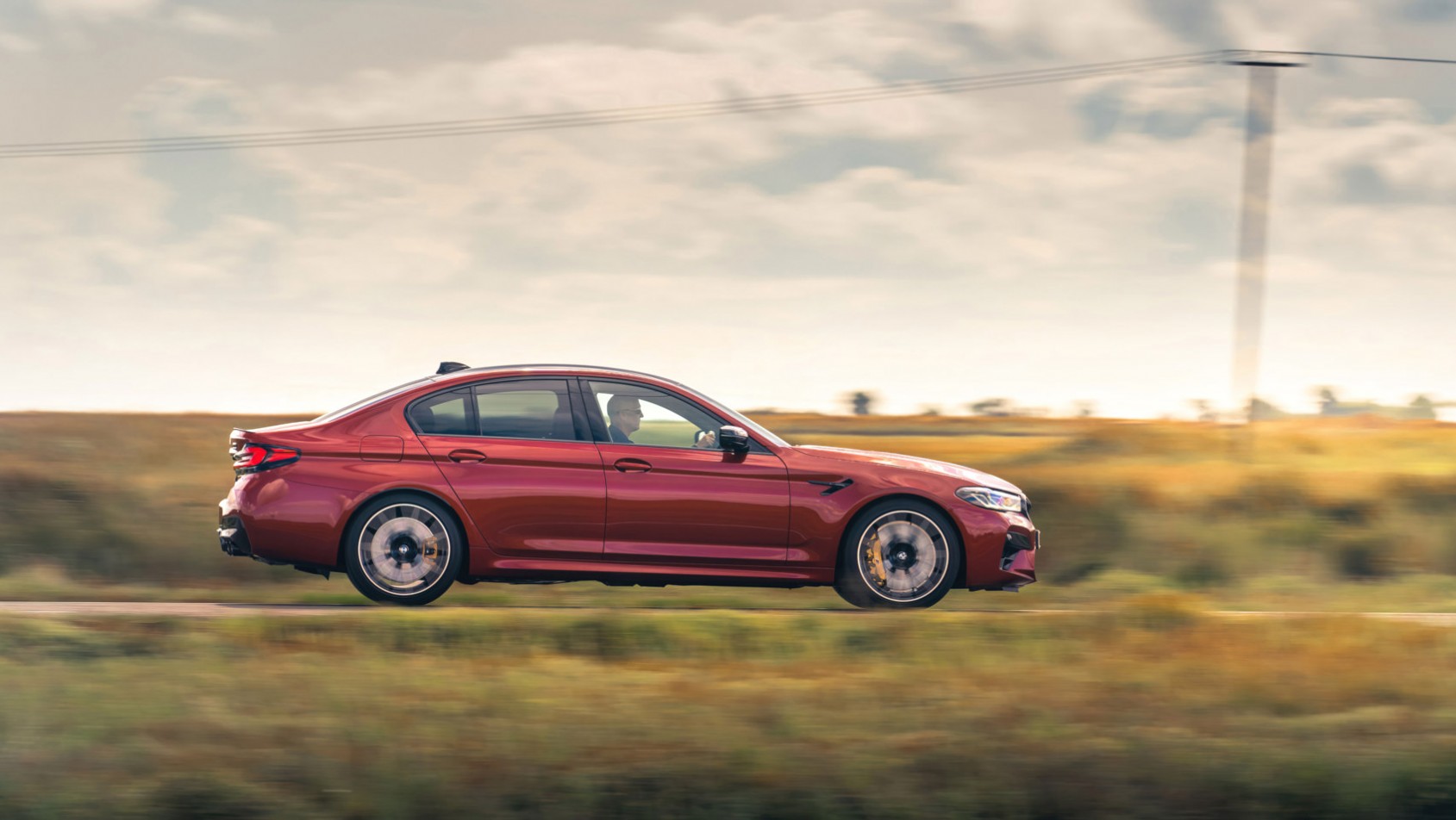 BMW M5 Competition z boku