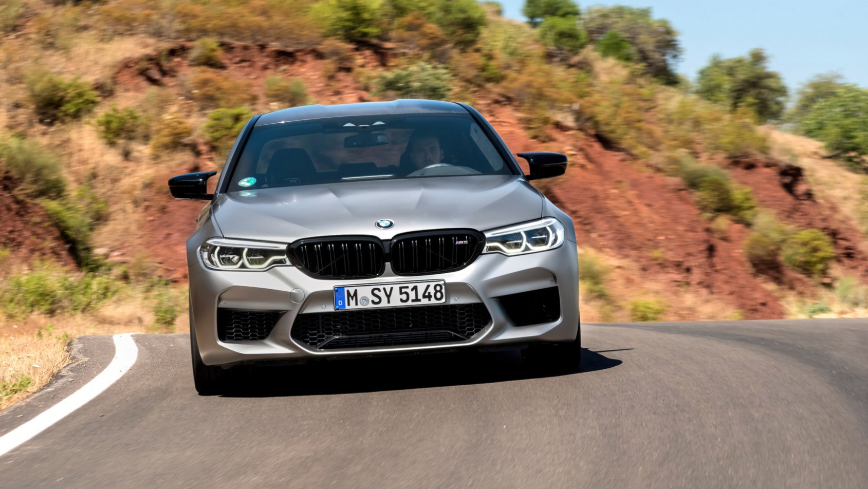 BMW M5 Competition sylwetka z przodu