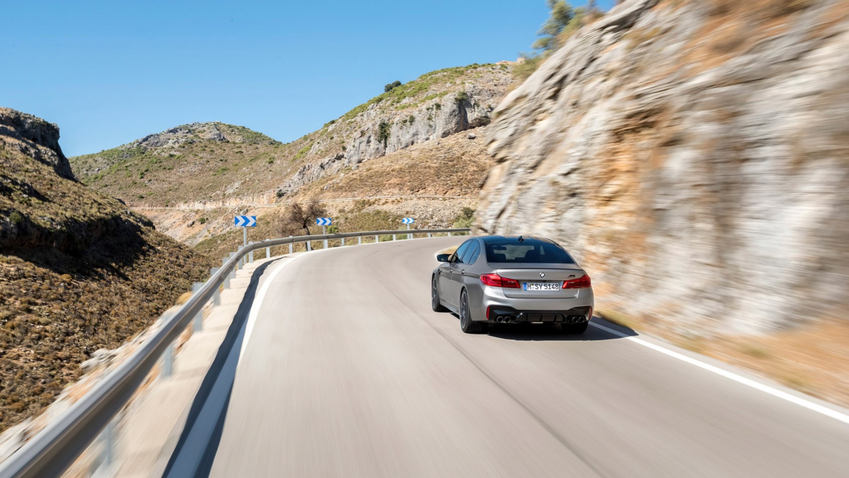 BMW M5 Competition przed zakrętem