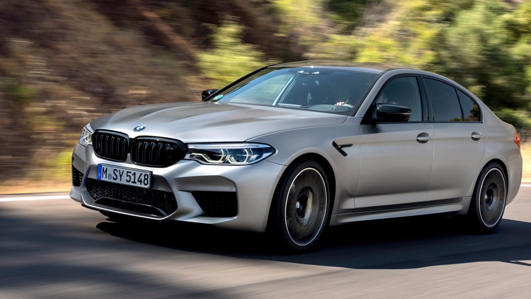 BMW M5 Competition sylwetka z boku