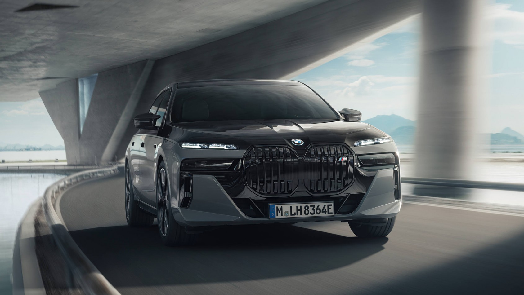 BMW M760e - dynamiczne ujęcie na ulicy