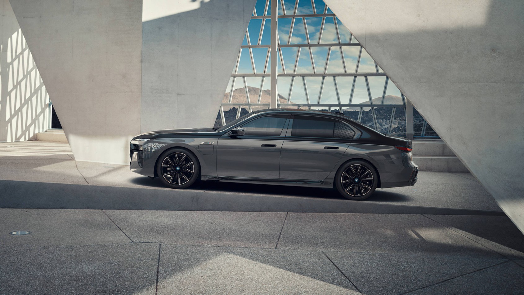 BMW serii 7 na tle nowoczesnej architektury