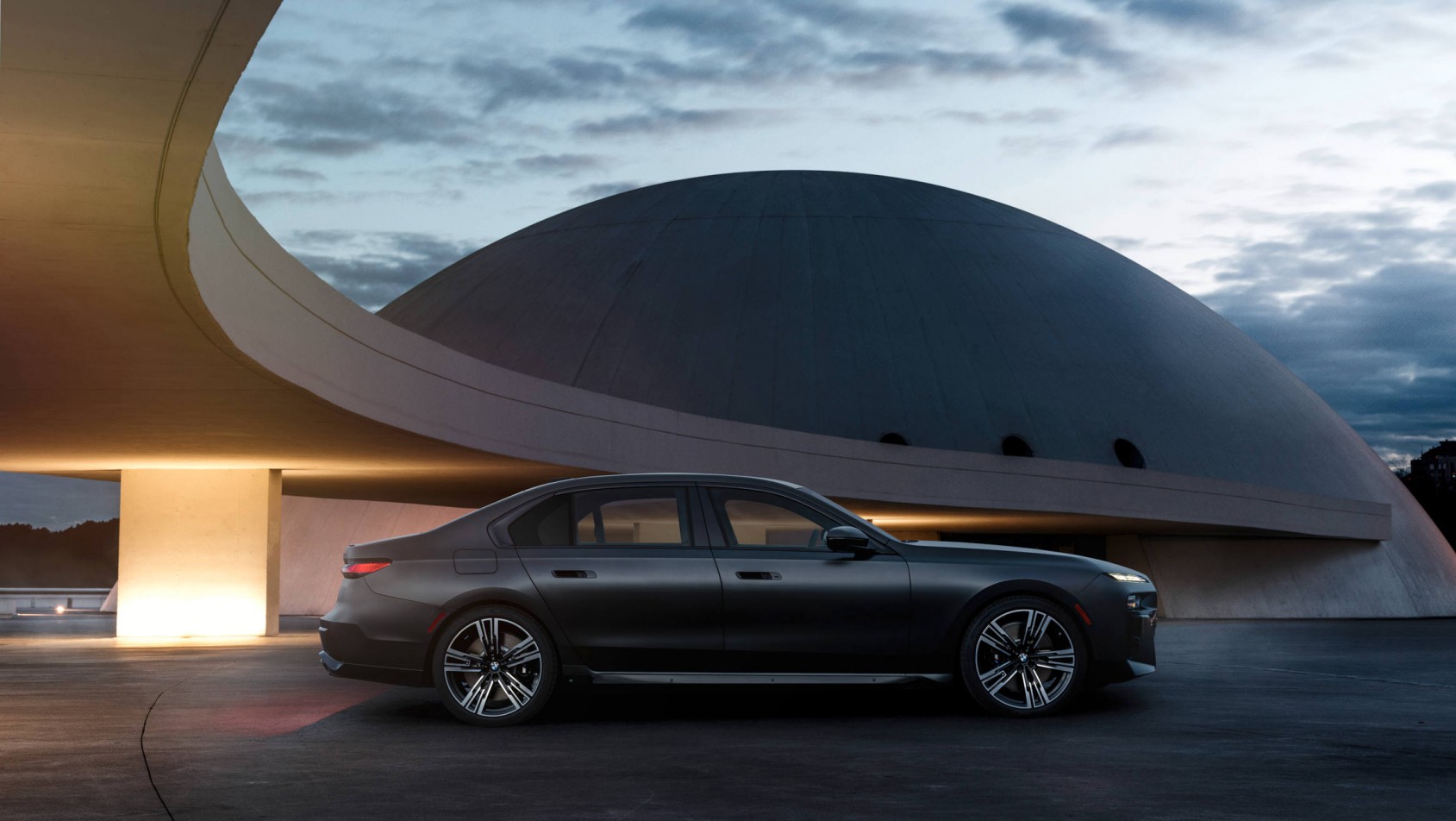 Nowe BMW serii 7 na tle architektury