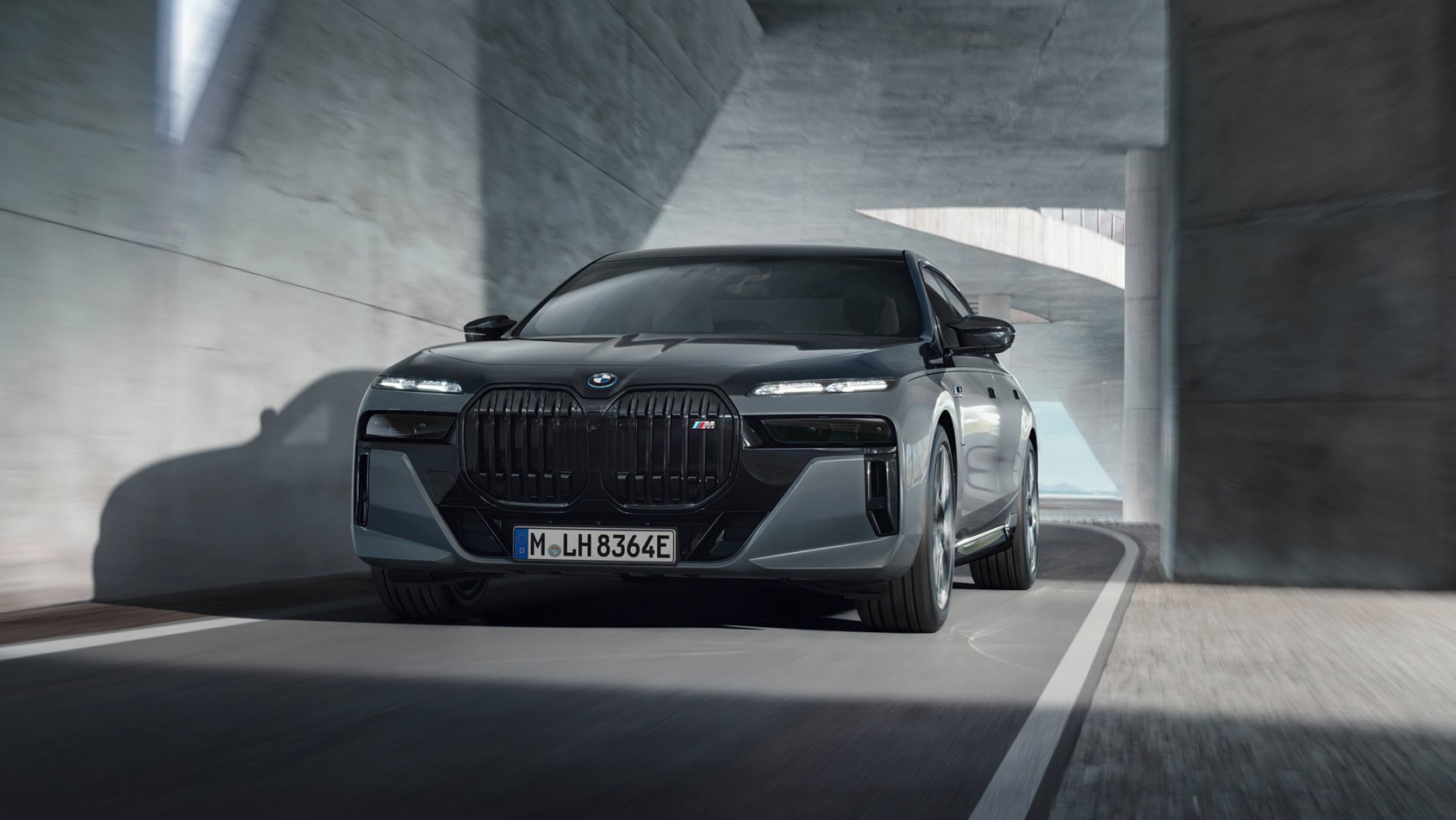 Nowe BMW serii 7 - dynamiczne ujęcie na ulicy