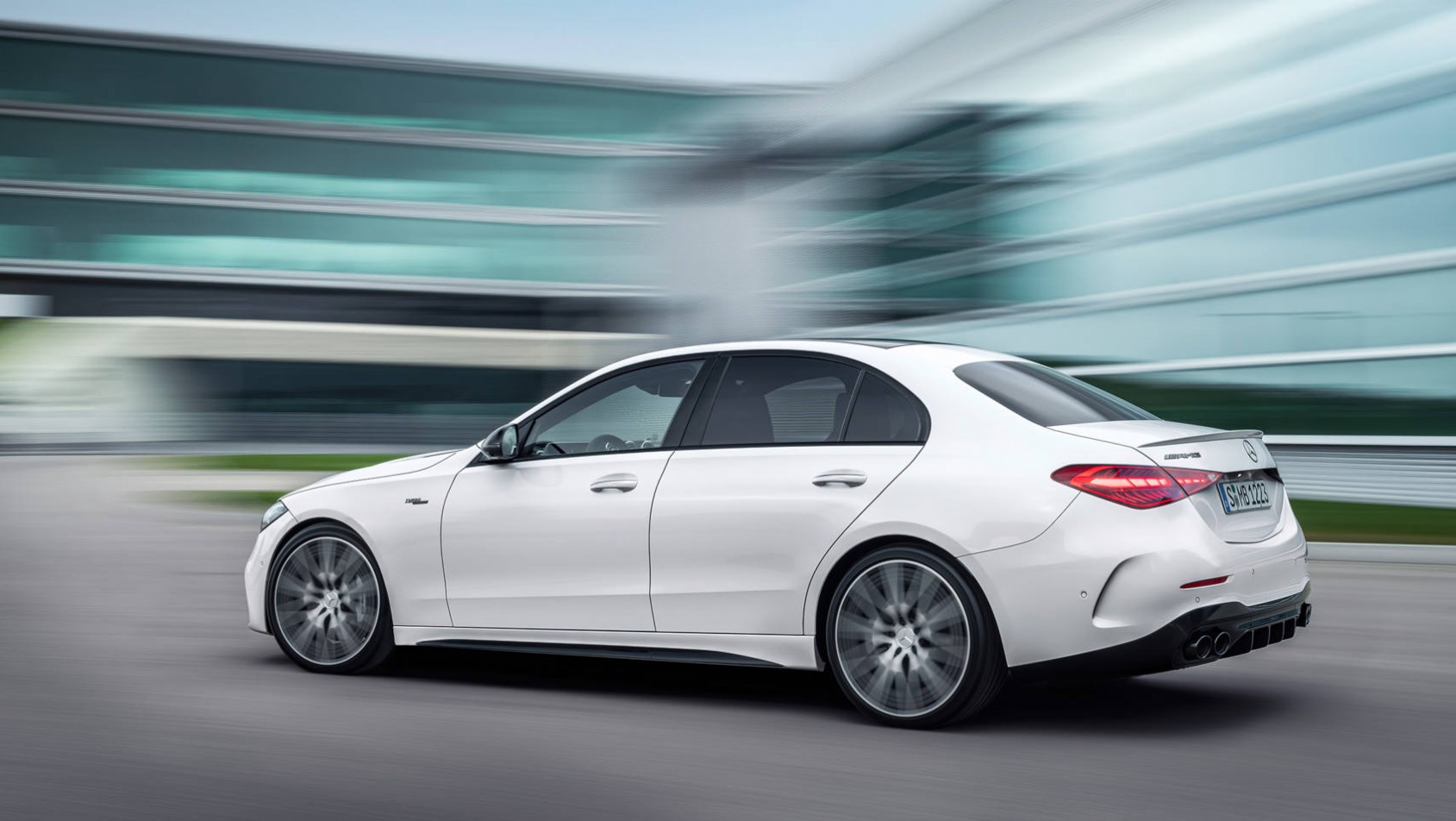 Mercedes-AMG C43 - dynamiczne ujęcie w mieście