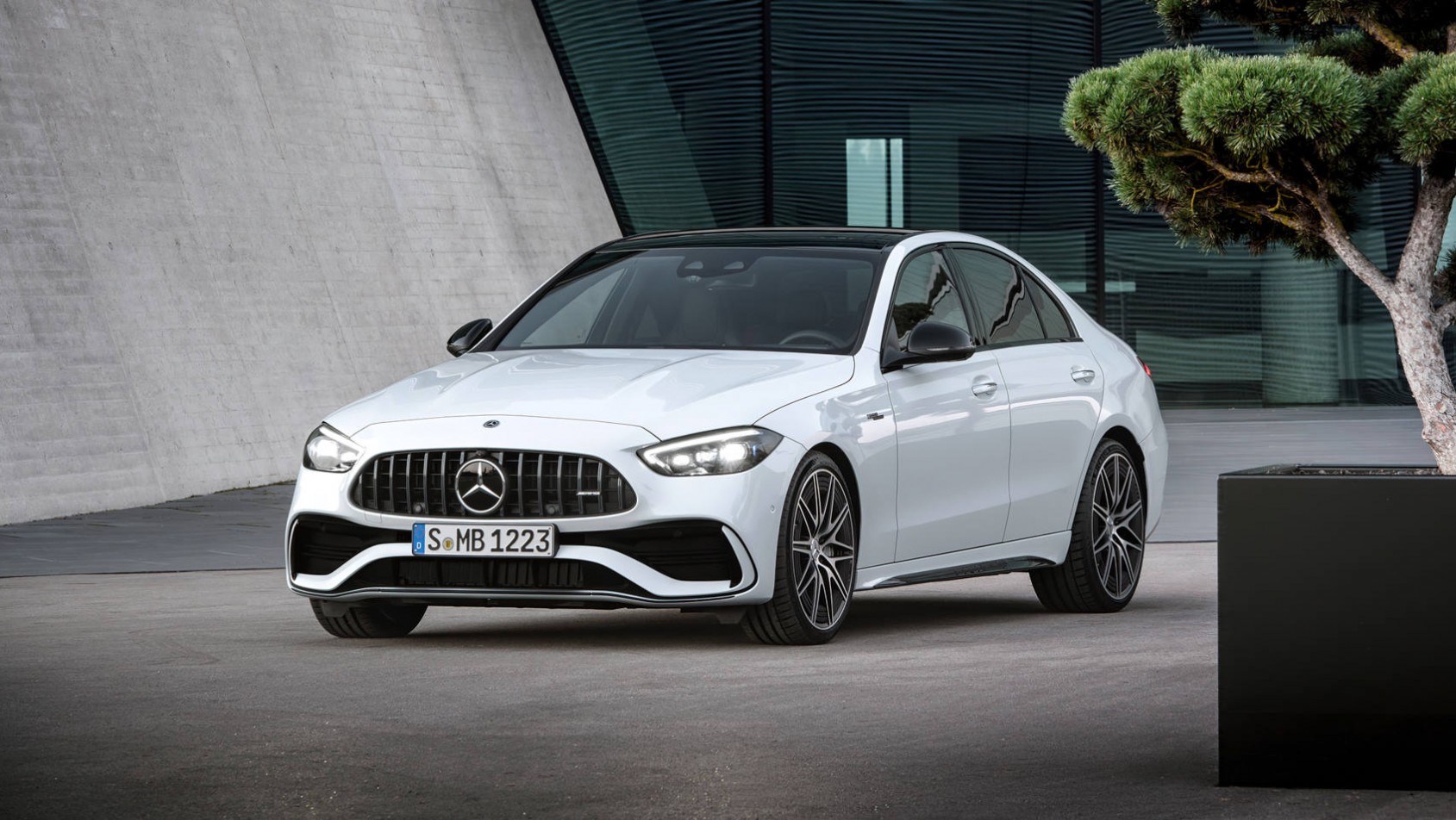 Mercedes-AMG C43 -na tle betonowej konstrukcji