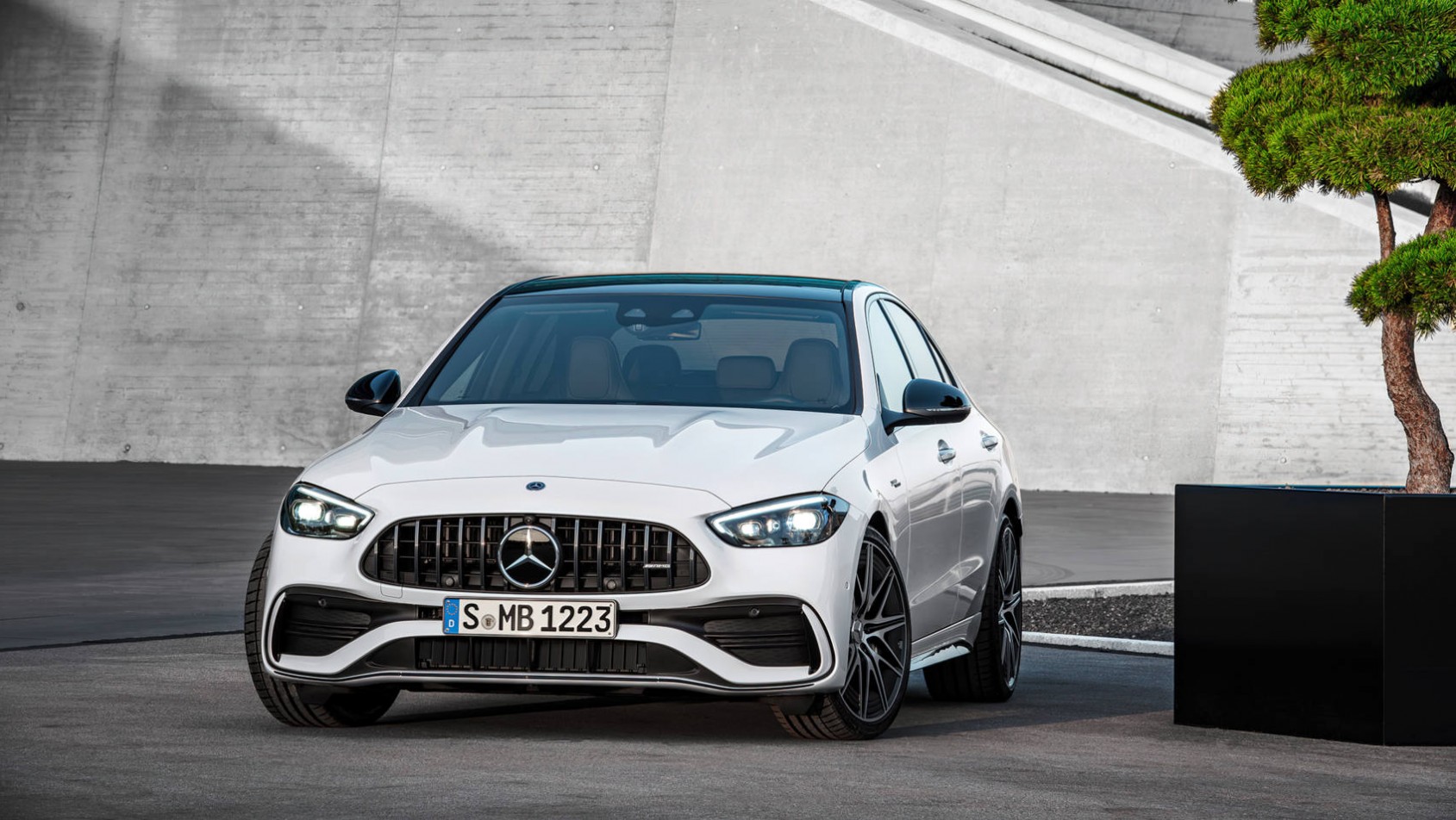 Mercedes-AMG C43 - na tle architektury