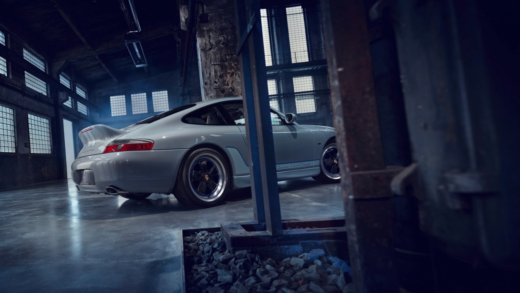 Porsche 911 Classic Club Coupe - w industrialnym wnętrzu