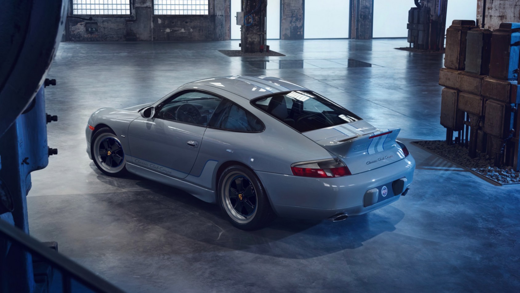 Porsche 911 Classic Club Coupe - w industrialnym garażu