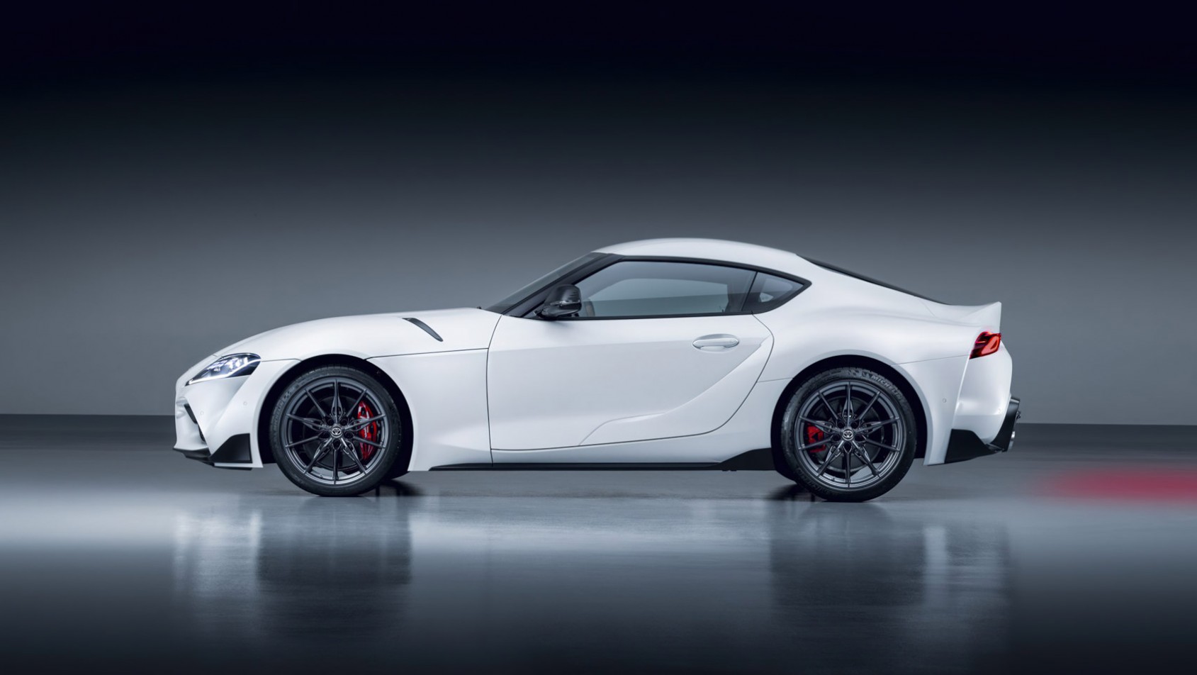 Toyota Supra GR 2022 bok auta