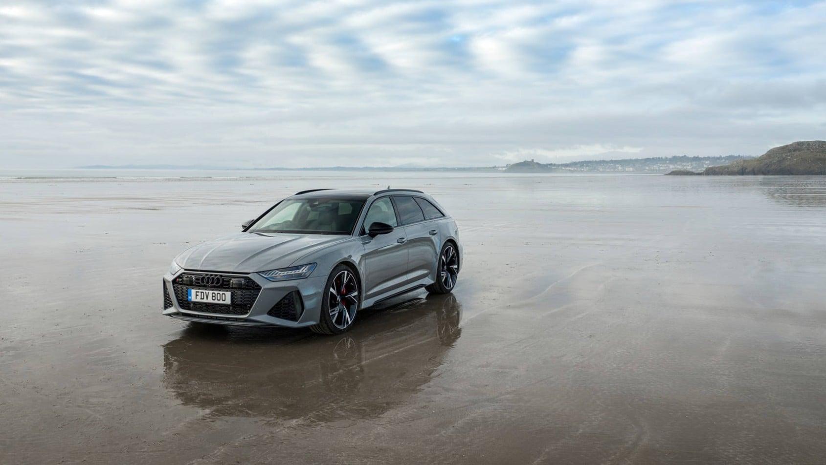 Audi RS6 nad woda z przodu