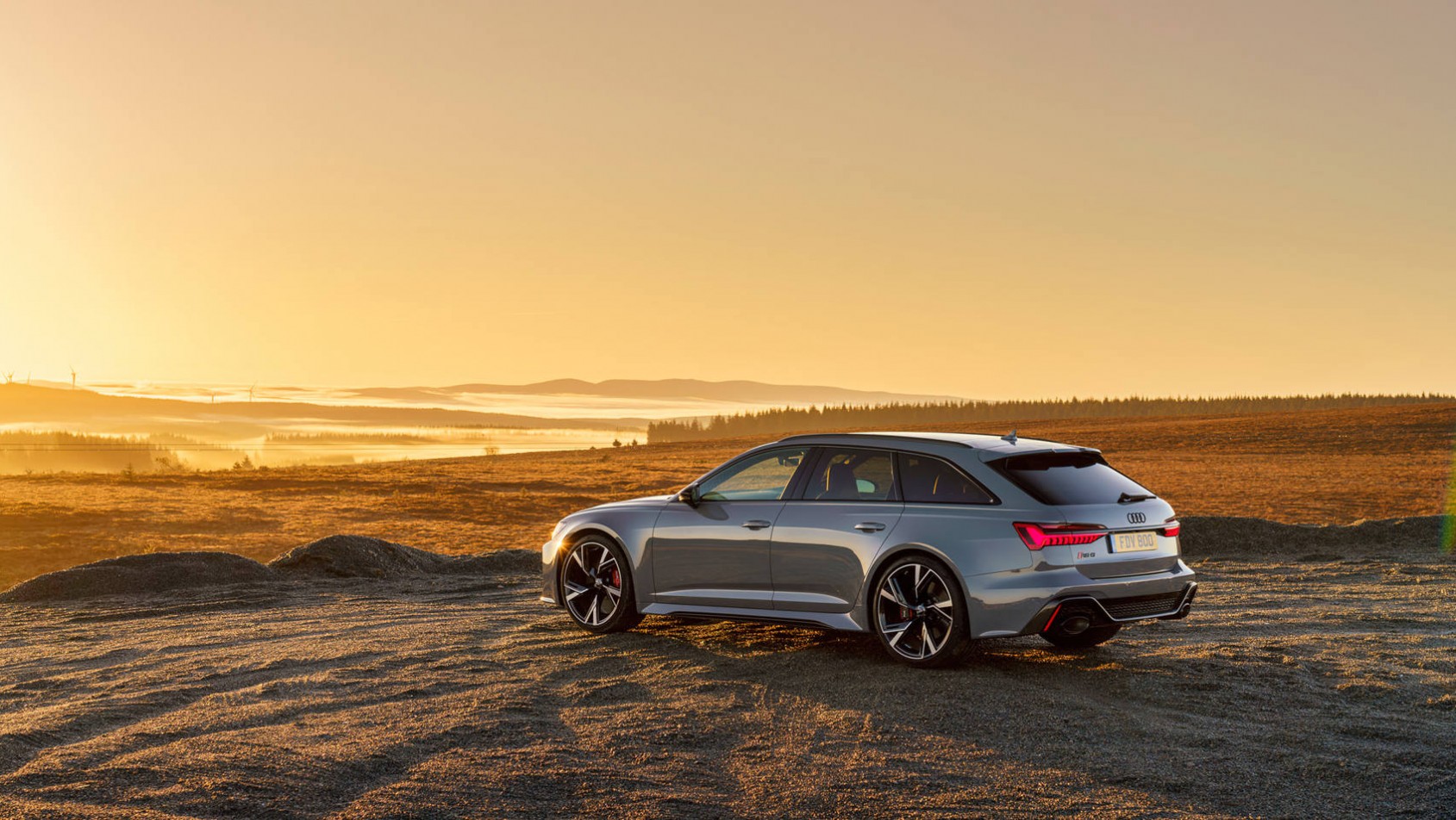 Audi RS6 sylwetka z tyłu na tle zachodzącego słońca