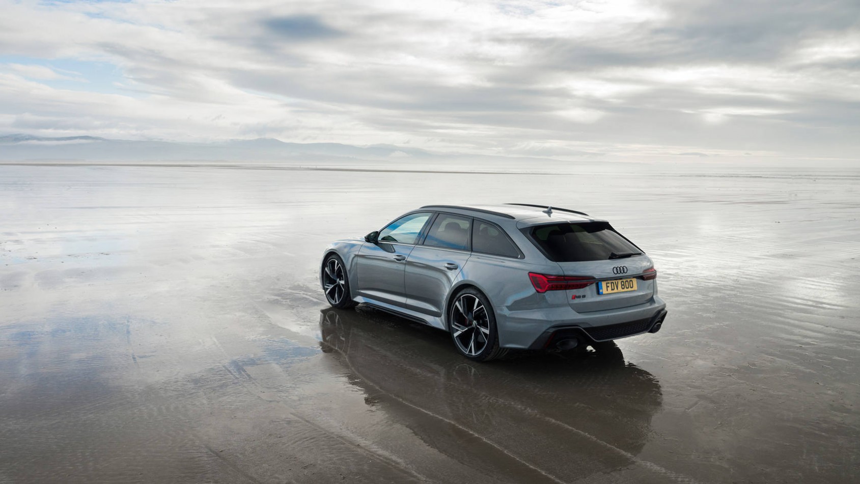 Audi RS6 nad wodą z tyłu