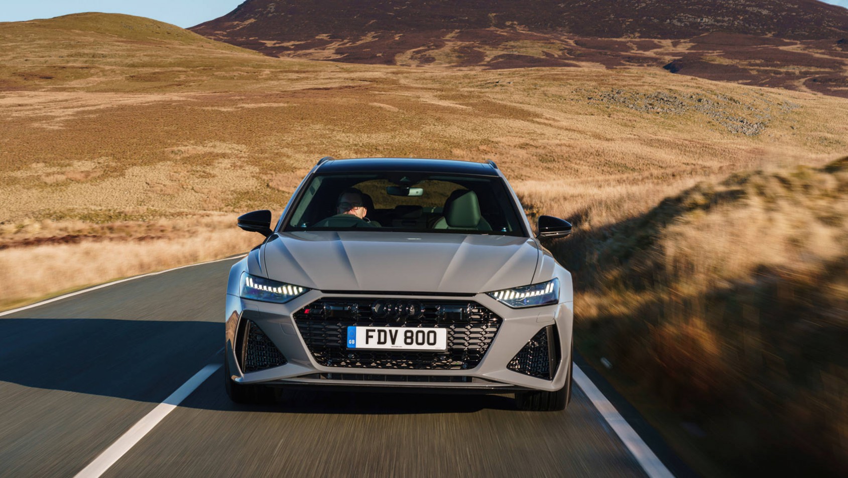 Audi RS6 przodem na drodze