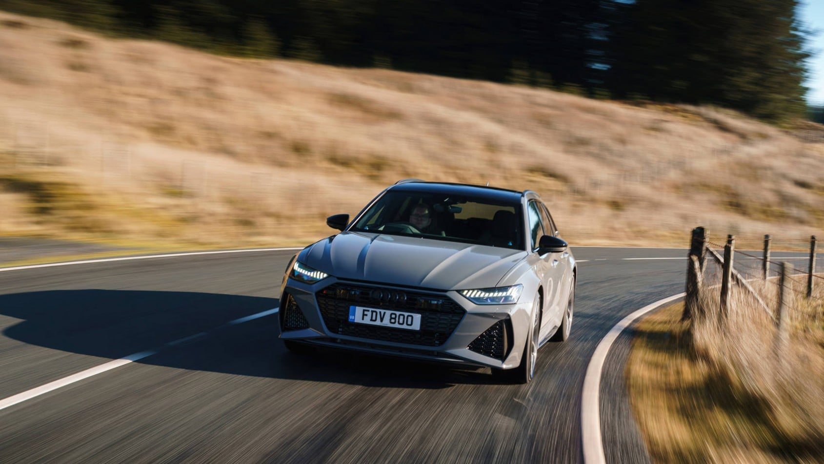 Audi RS6 w ruchu na drodze