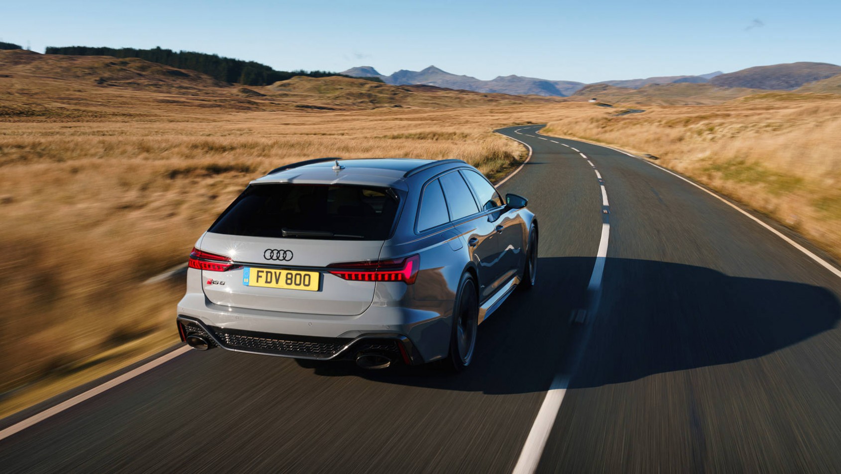 Audi RS6 na drodze z tyłu