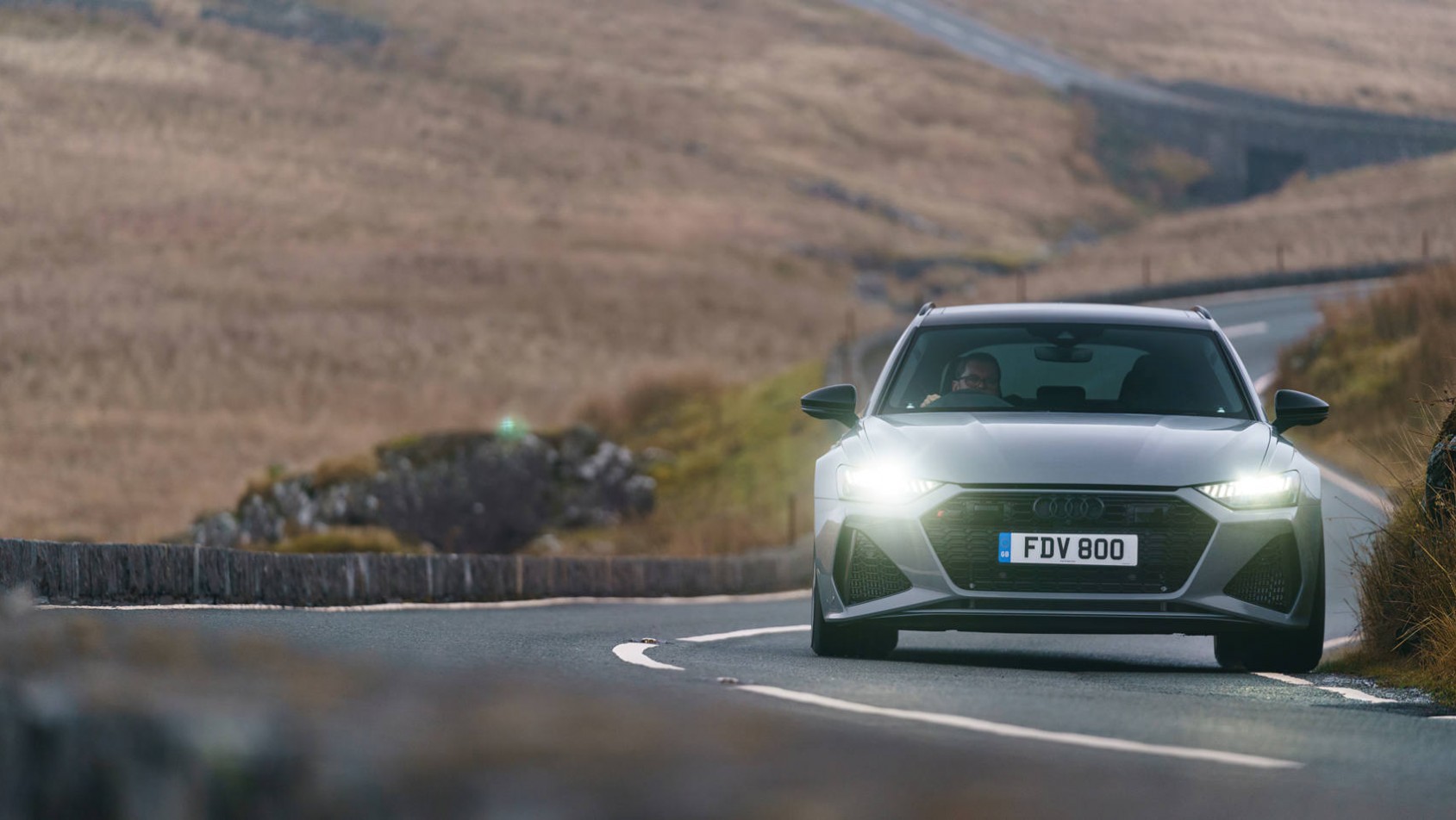 Audi RS6 z zapalonymi światłami mijania