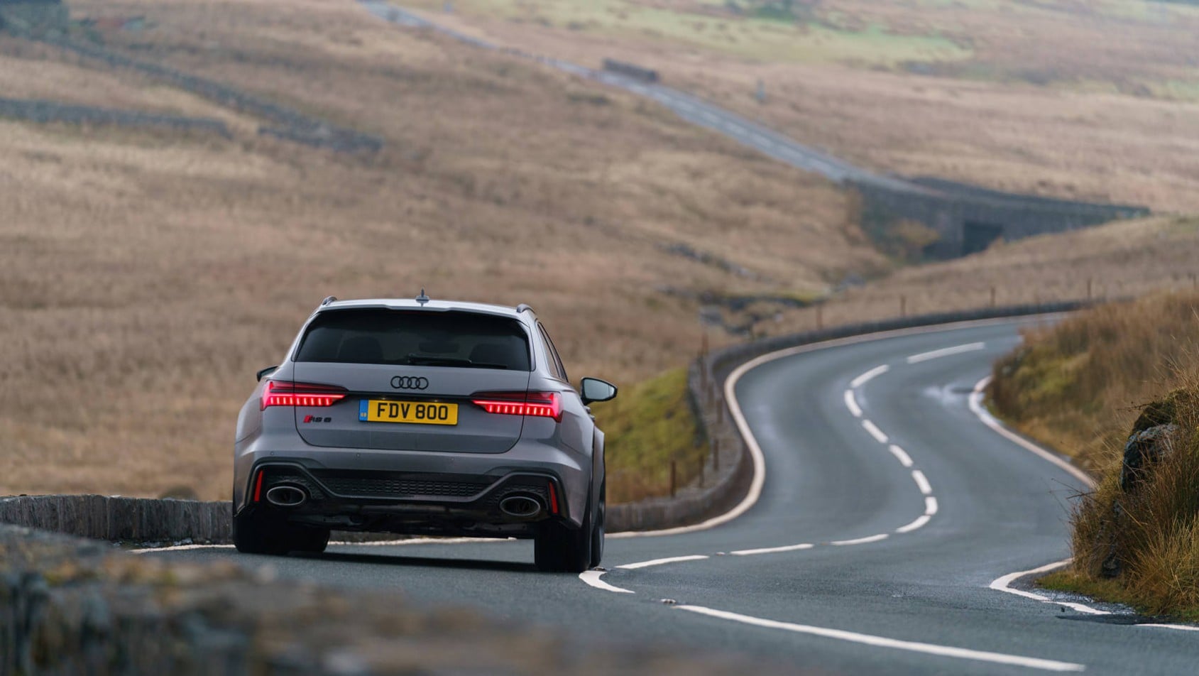 Audi RS6 tyłem na krętej drodze