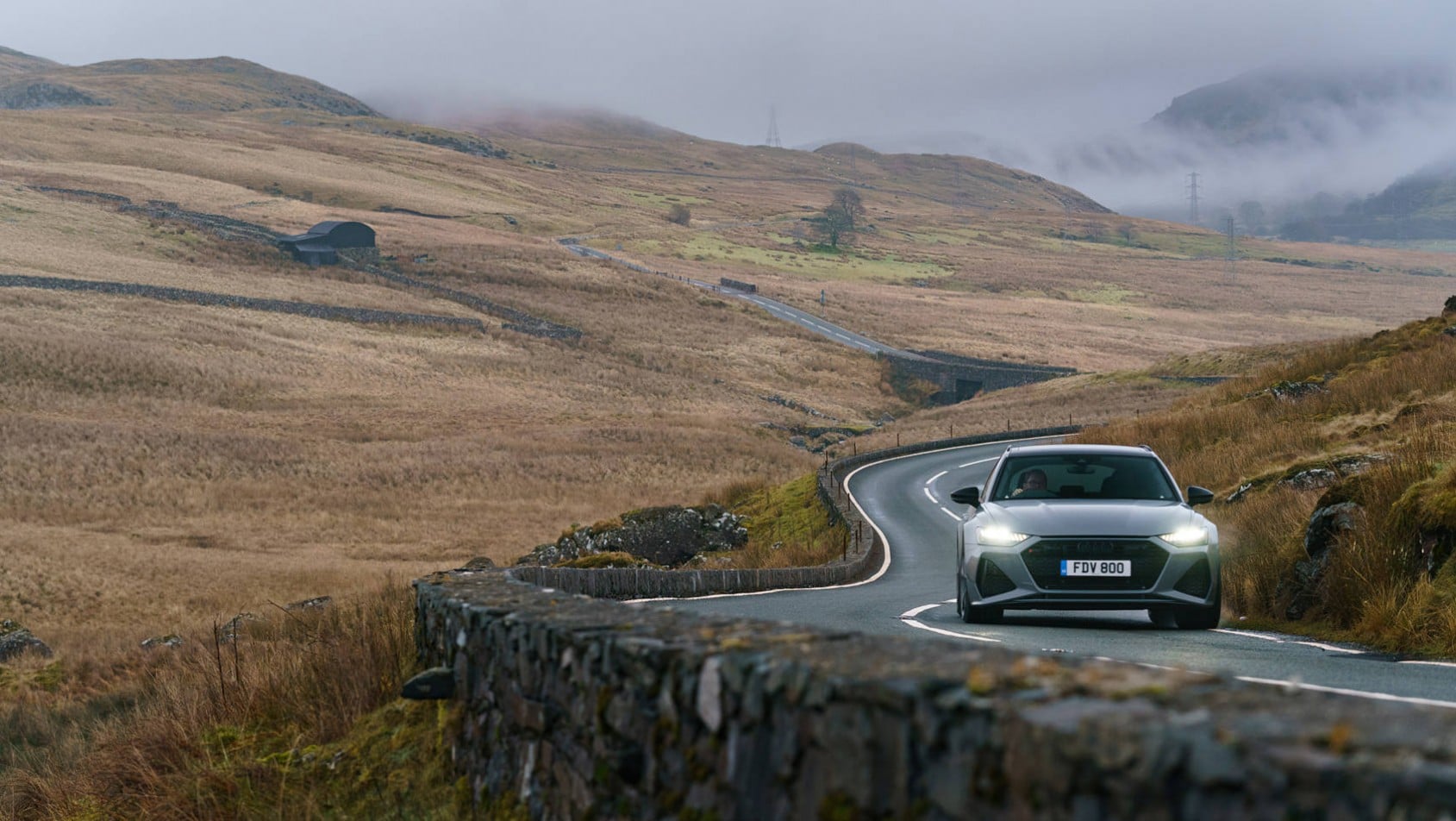 Audi RS6 na krętej drodze