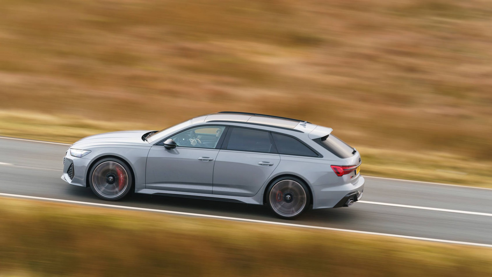 Audi RS6 w ruchu na drodze