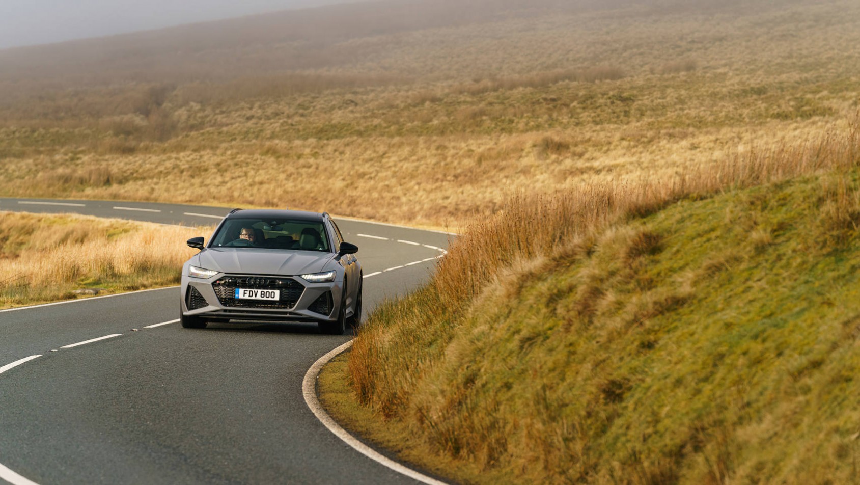 Audi RS6 na pustej drodze