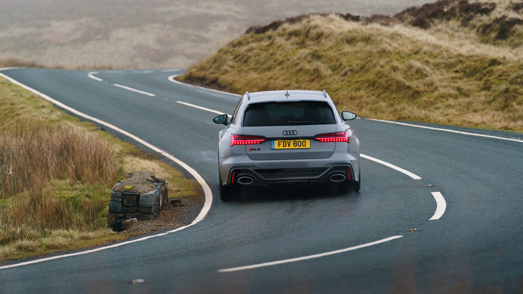 Audi RS6 tyłem na drodze