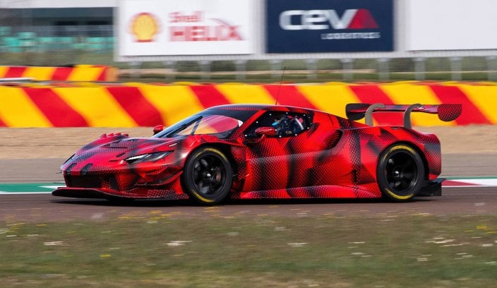 Ferrari 296 GT3 na torze podczas testów