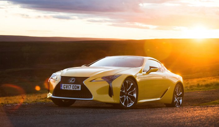 Lexus LC500 na tle zachodzącego słońca