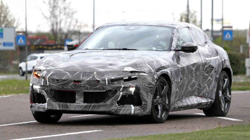 Oficjalnie: nowy SUV Ferrari otrzymał nazwę Purosangue i silnik V12 Ferrari Purosangue - w kamuflażu