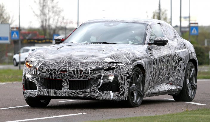 Oficjalnie: nowy SUV Ferrari otrzymał nazwę Purosangue i silnik V12 Ferrari Purosangue - w kamuflażu