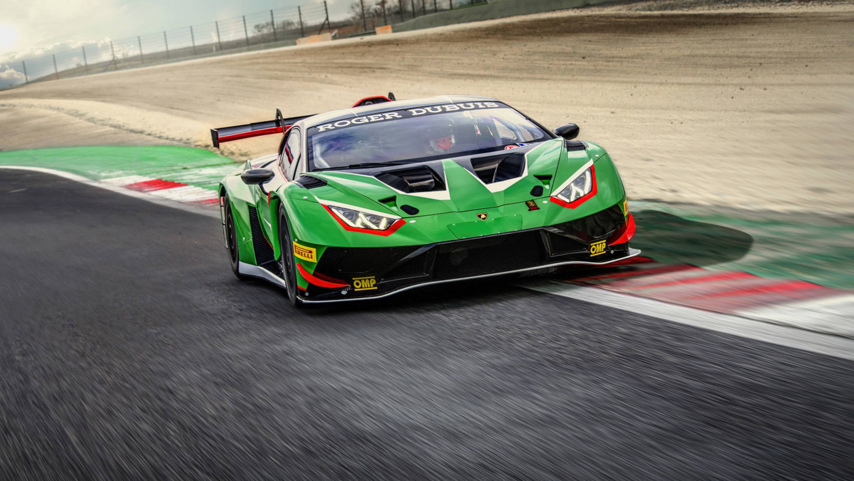 Lamborghini Squadra Corse Huracan GT3 EVO2 wychodzi z zakrętu